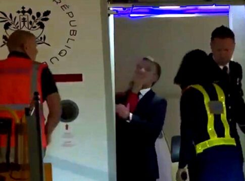 Macron se fait agresser par Brigitte