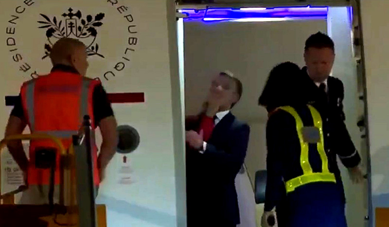 Macron se fait agresser par Brigitte